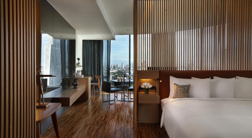 Image of SO STUDIO 1 King Bed Club Access 1