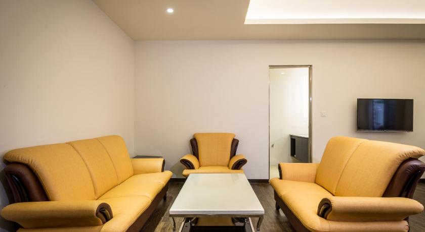 Image of Deluxe Double Room with Bath 3