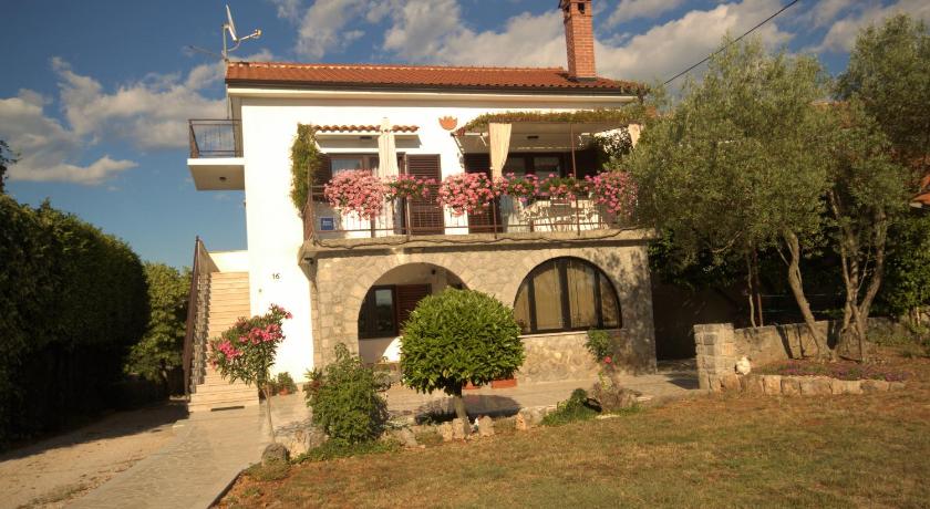 Apartments Cvelic Milovcic — Hotel in Malinska