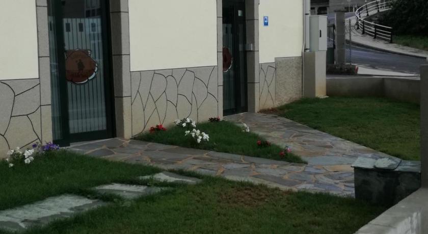 Albergue Pension Porta Santa — Hotel in Baleira