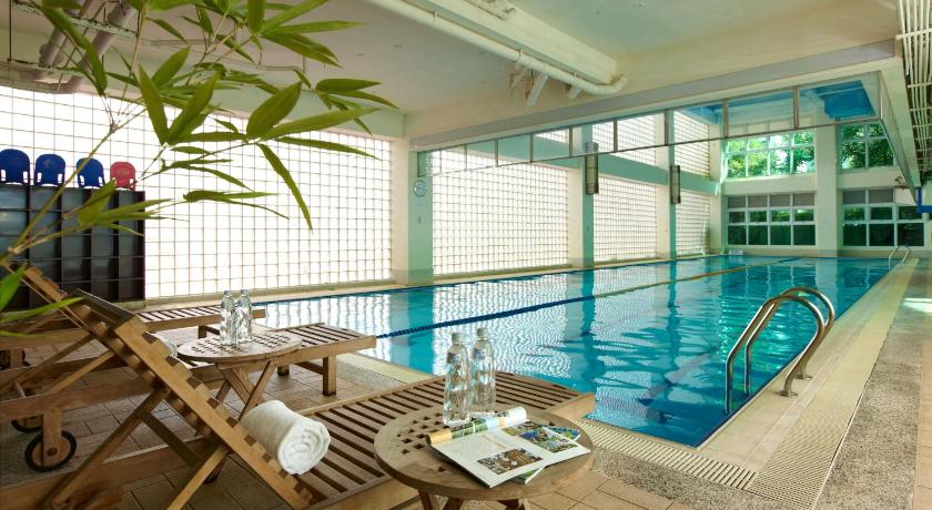 a large swimming pool in a large room, 麗多森林溫泉酒店 in Taoyuan