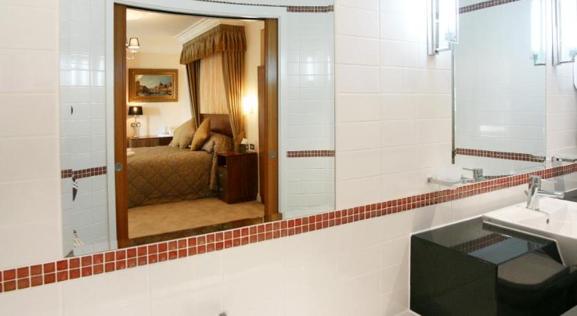 Image of Superior King Room with Sea View 2