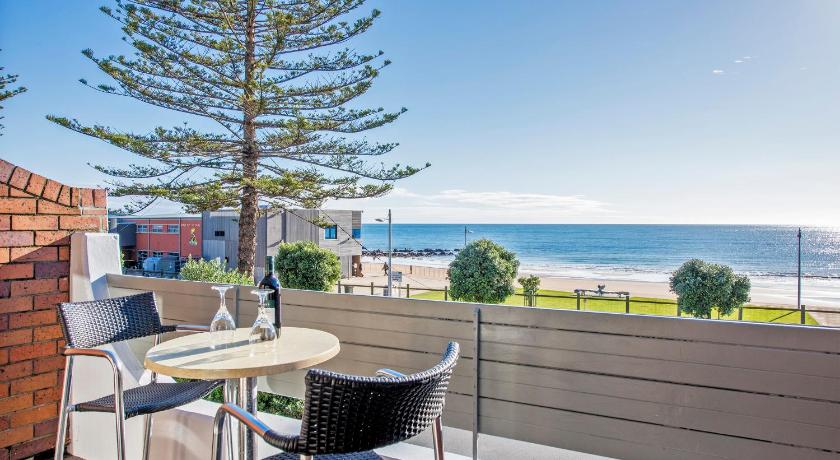 Beachfront Voyager Motor Inn photo