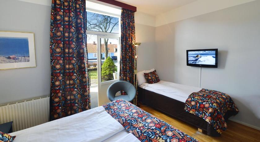Image of Family Room with One Queen Bed and One Single Bed - Pet Friendly/Non-Smoking 3