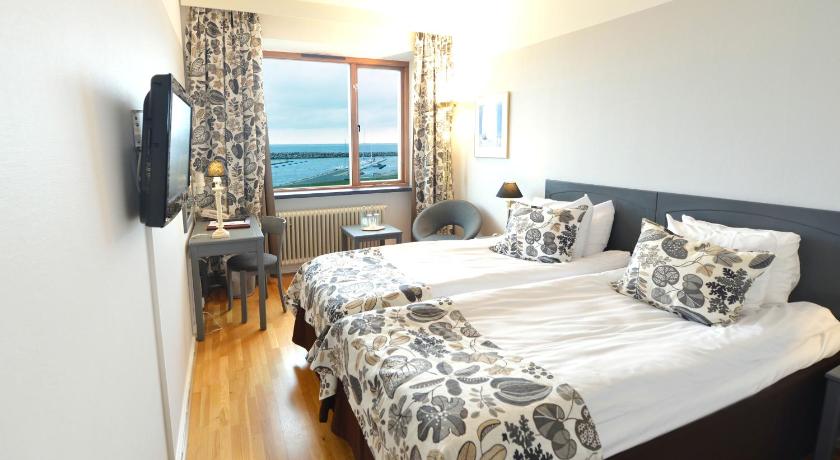 Image of Standard Twin Room with Sea View - Non-Smoking 0
