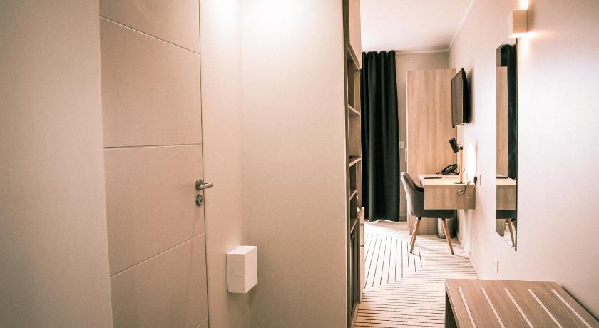 Image of 1 Queen 1 Single Bunk Bed, Nonsmoking, Family Room 4