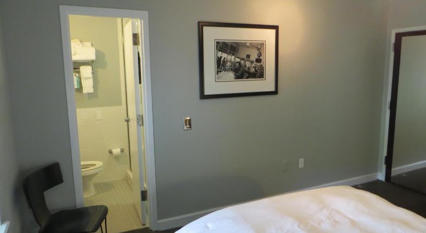 Image of Queen Room with Balcony 9