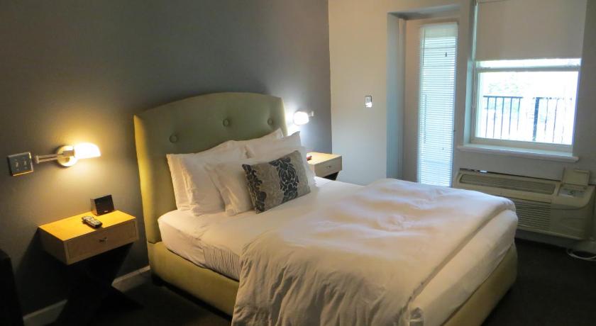 Image of Queen Room with Balcony 0