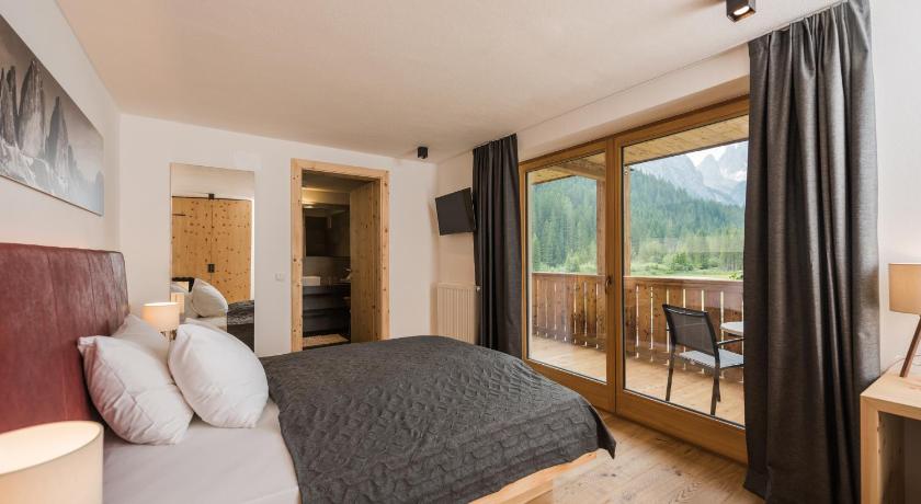 Hotel Dolomitenhof & Chalet Alte Post photo