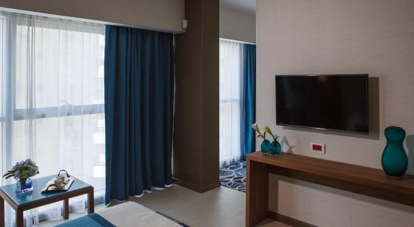 Image of Large Business Double or Twin Room with Side View 3