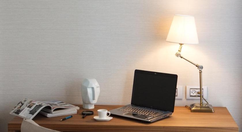 Image of Large Business Double or Twin Room with Side View 6