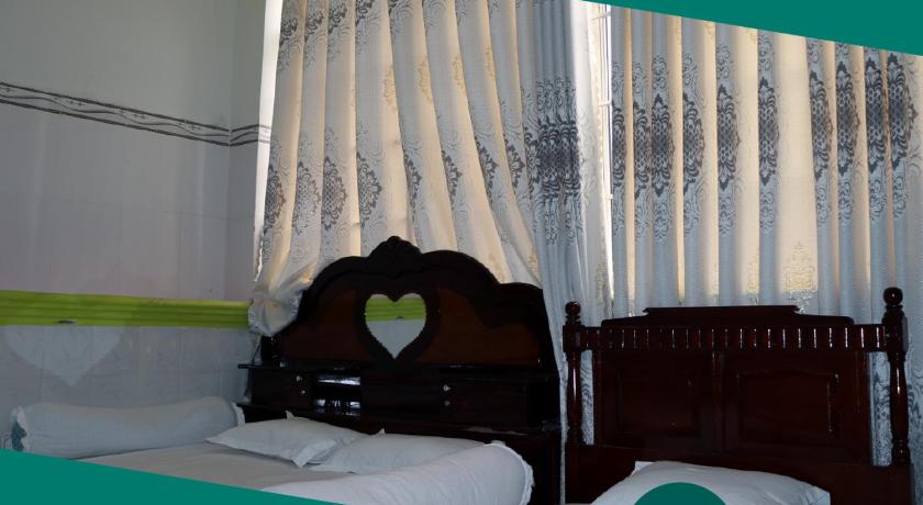 a bedroom with a bed and a window, Thien Thanh Hotel in Vinh Long