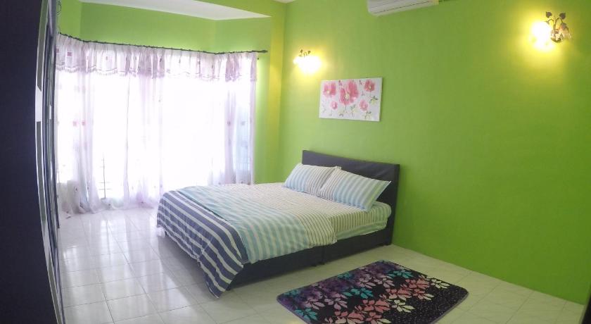 Umaira Homestay — Hotel in Mambang Di Awan