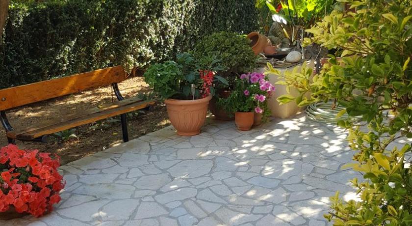 Image of Triple Room with Garden View 11
