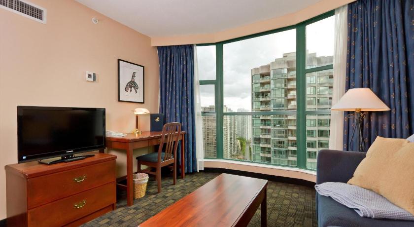 Rosedale on Robson Suite Hotel