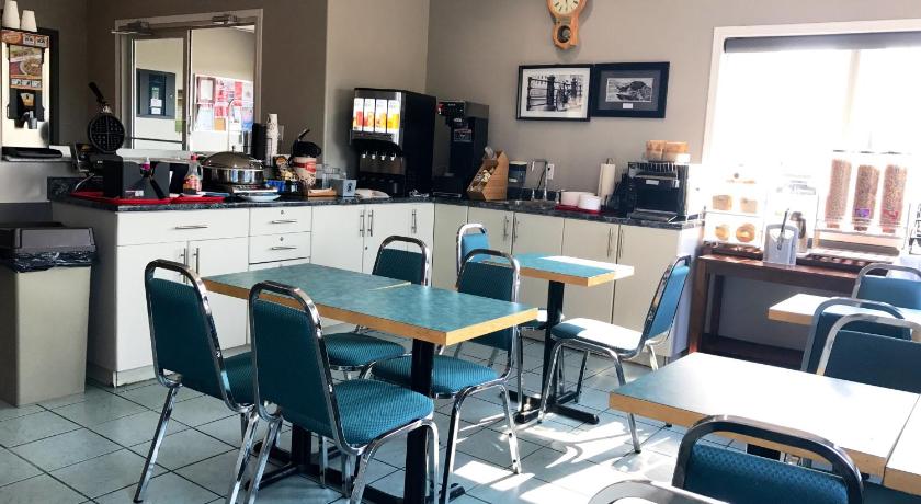 Super 8 By Wyndham Kindersley