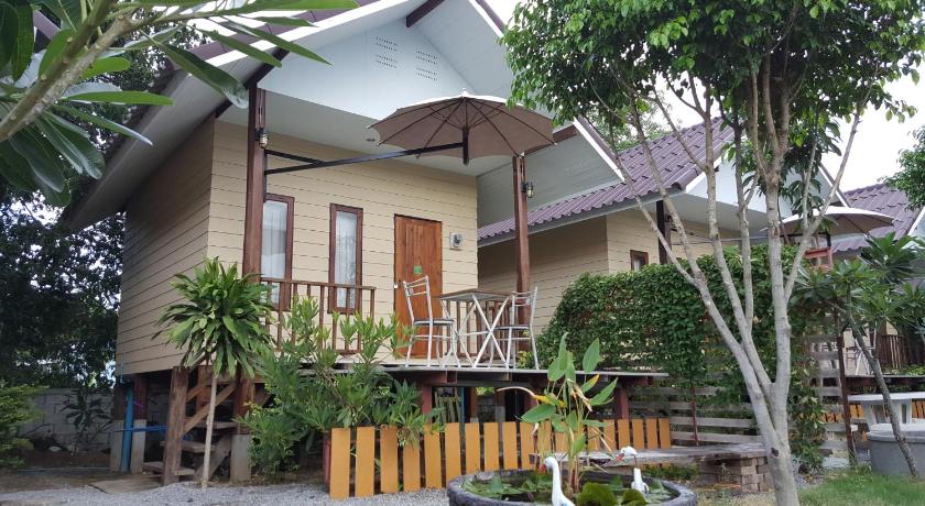 a house with a porch and a tree, Bansuan Inthanon Resort (SHA Extra Plus) in Chom Thong