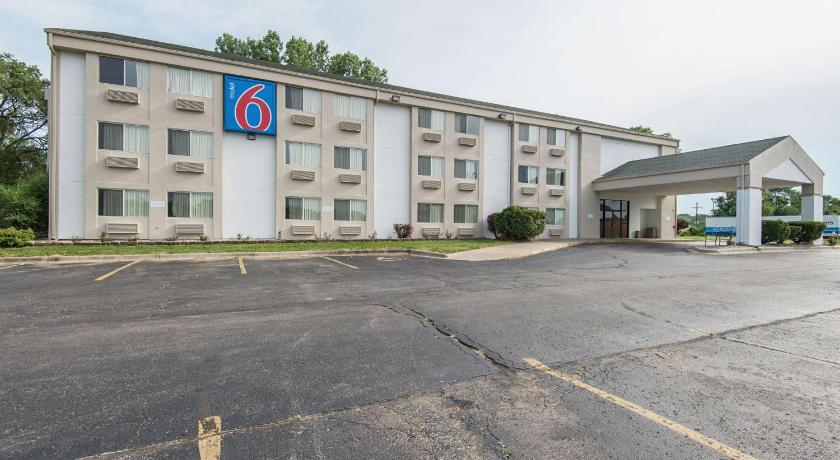 Motel 6-Lawrence, KS