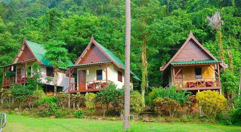 a small town with houses and trees, TP Hut Bungalows in Koh Chang