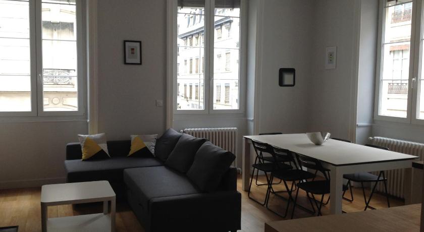 Charme et Modernite au Cœur de Lyon photo