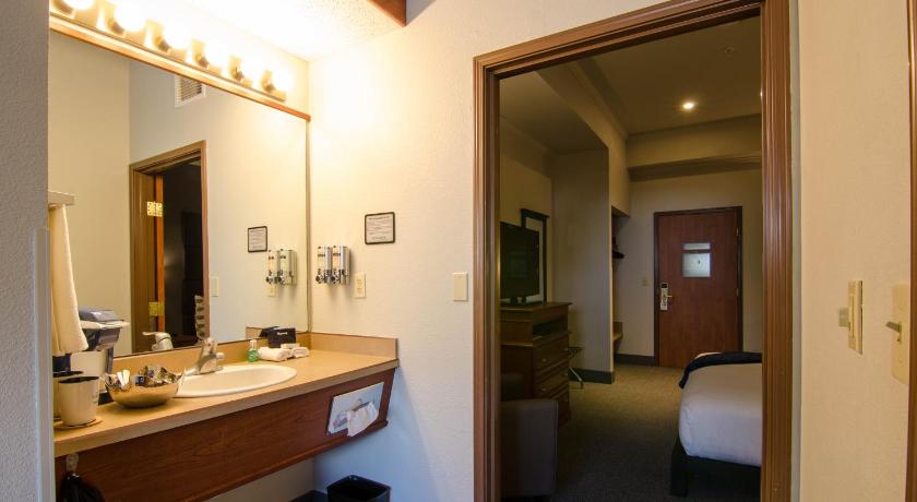 Wood River Inn & Suite