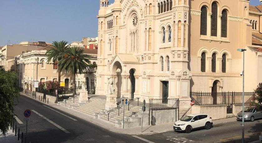a car parked in front of a large building, Le Royal in Reggio Calabria