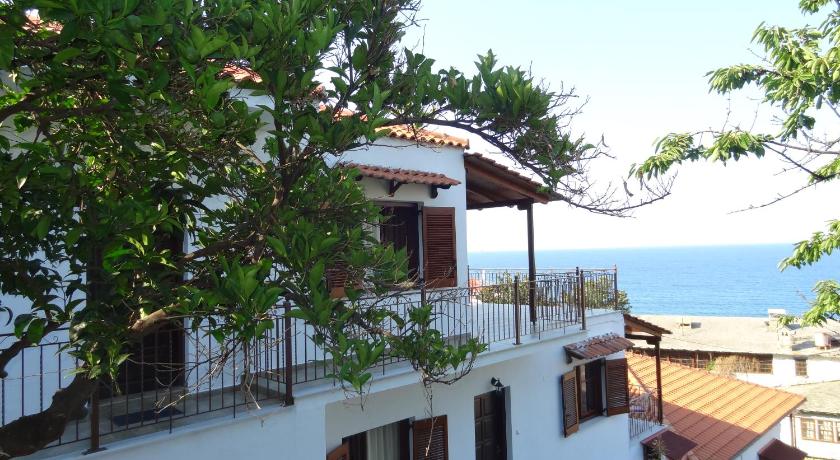 Germanis House — Hotel in Agios Ioannis