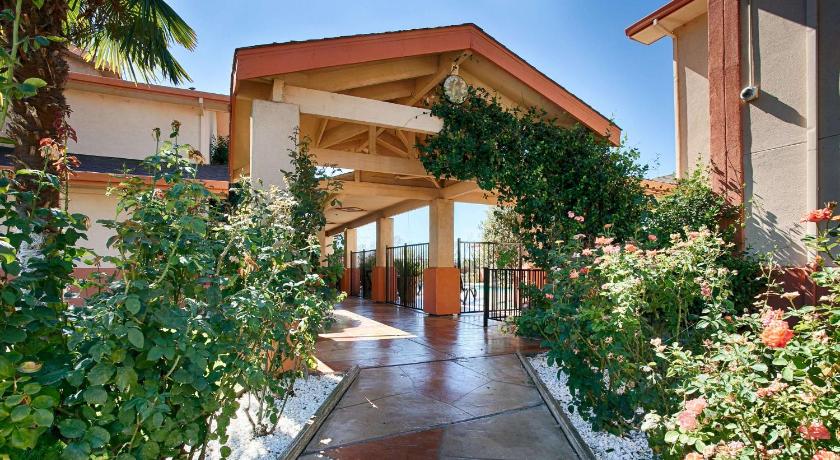 Best Western Antelope Inn and Suites