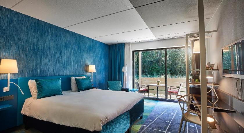 a bedroom with a large bed and a large window, Carlton President Hotel in Utrecht
