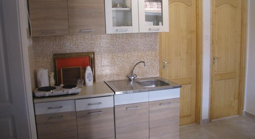 Heni Vendeghaza photo
