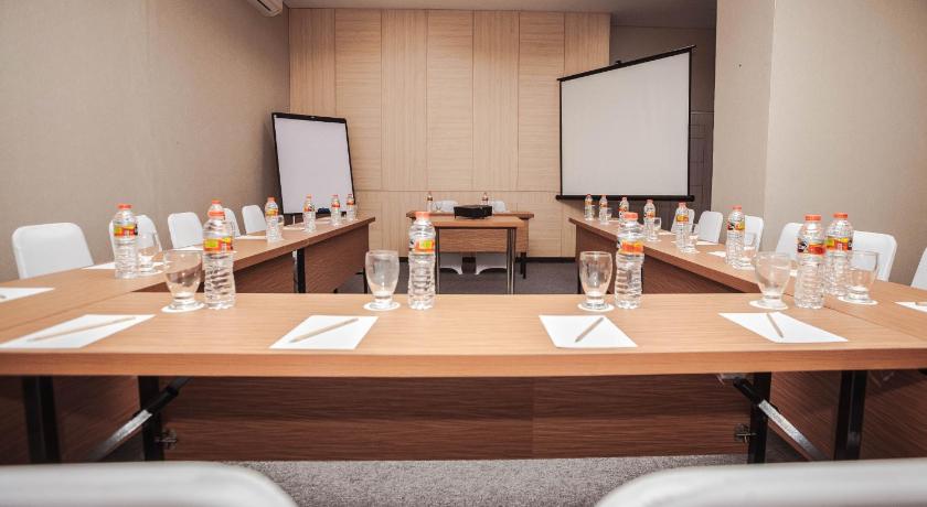 マカッサル Whiz Prime Hotel Sudirman Makassar 3つ星 ホテル レストラン