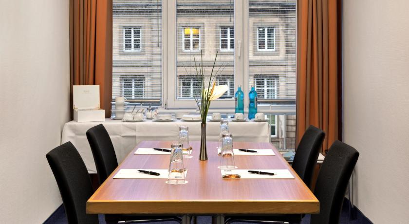 a table with two chairs and a table cloth, Flemings Hotel Frankfurt-Central former Flemings Express Frankfurt in Frankfurt am Main