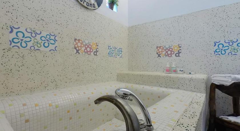 a bathroom with a clock on the wall, 海邊小屋 in Kenting