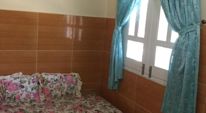 a bedroom with a bed and a window, Nhu Y Guesthouse in Phan Rang – Tháp Chàm (Ninh Thuận)
