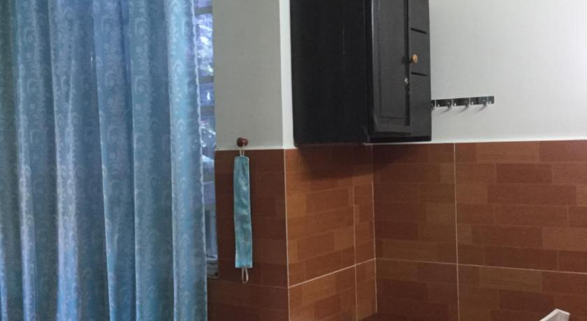 a bathroom with a television and a sink, Nhu Y Guesthouse in Phan Rang – Tháp Chàm (Ninh Thuận)