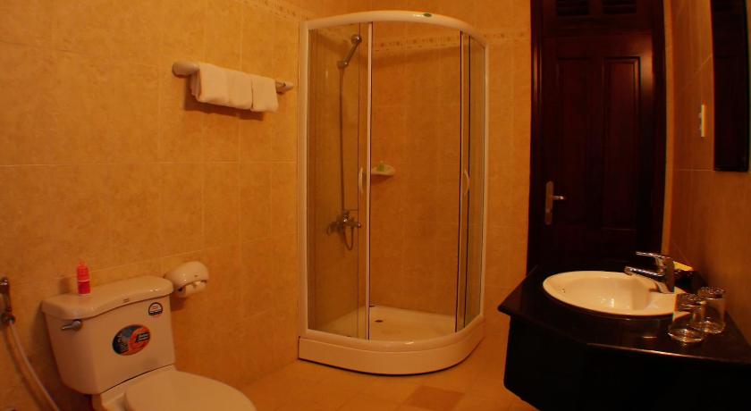 a bathroom with a toilet, sink, and shower, Ky Hoa Dalat Hotel in Dalat