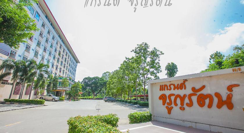 Grand Charoonrat Apartment — Hotel in Saraburi