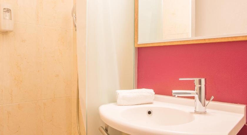 B&B HOTEL Hyeres photo
