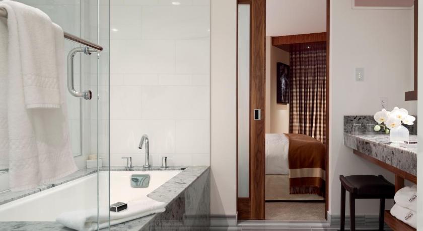 Image of Signature Harbour and Mountain View Room with King Bed 8