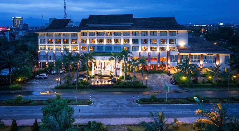 a large building with lots of windows and lots of trees, Saigon Quang Binh Hotel in Đồng Hới (Quảng Bình)