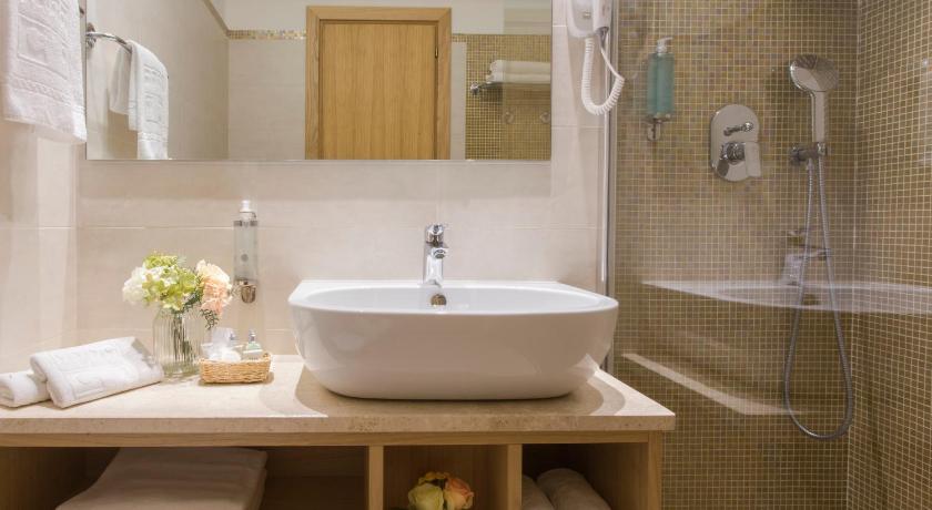 Image of Deluxe Double or Twin Room 10