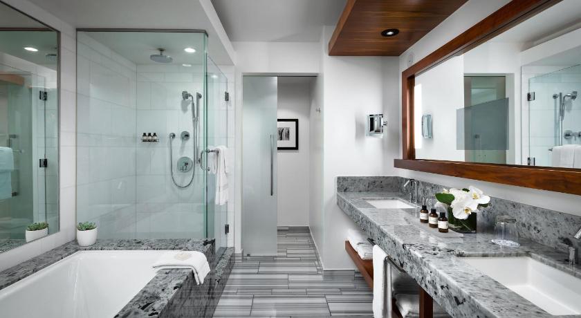 Image of Signature Harbour and Mountain View Room with King Bed 2