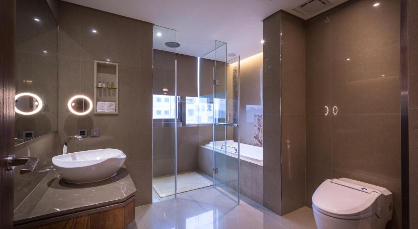 Image of Luxury King Room 6