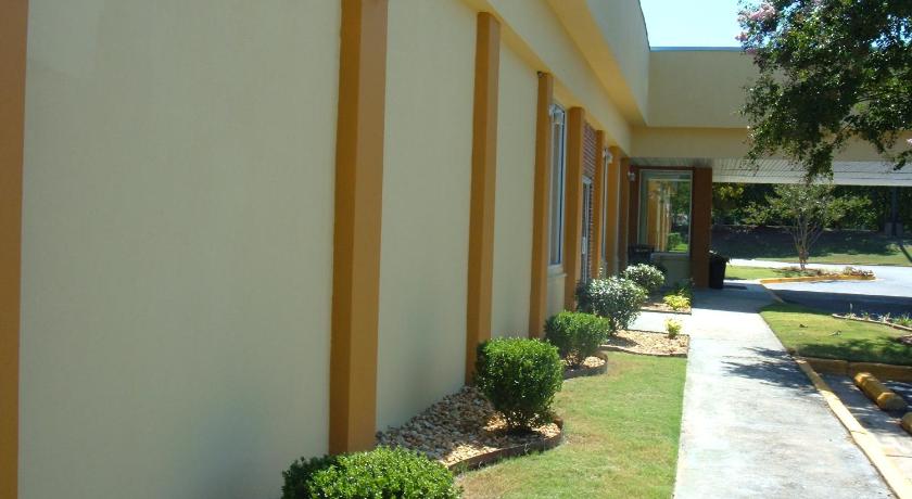 Days Inn by Wyndham Madison photo
