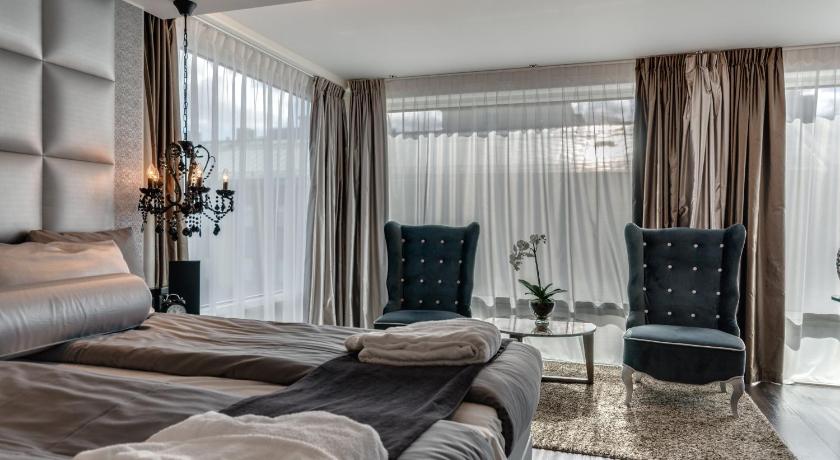 Image of King Bed, Suite, Nonsmoking 7