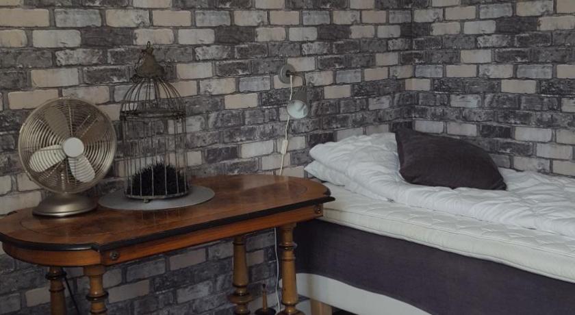 Image of Basic Triple Room with Shared Bathroom 1