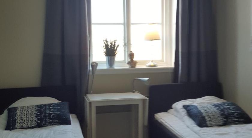 Image of Twin Room with Shared Bathroom 3