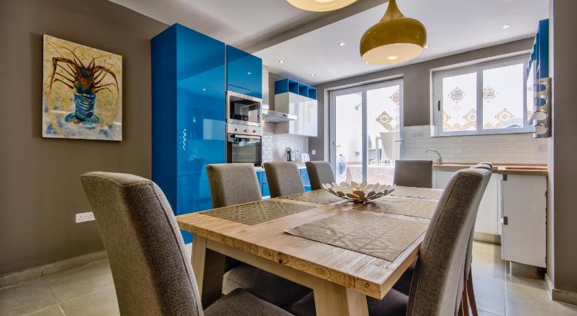 Amazing 4-bedroom Sliema Town House with Jacuzzi — Hotel in Sliema