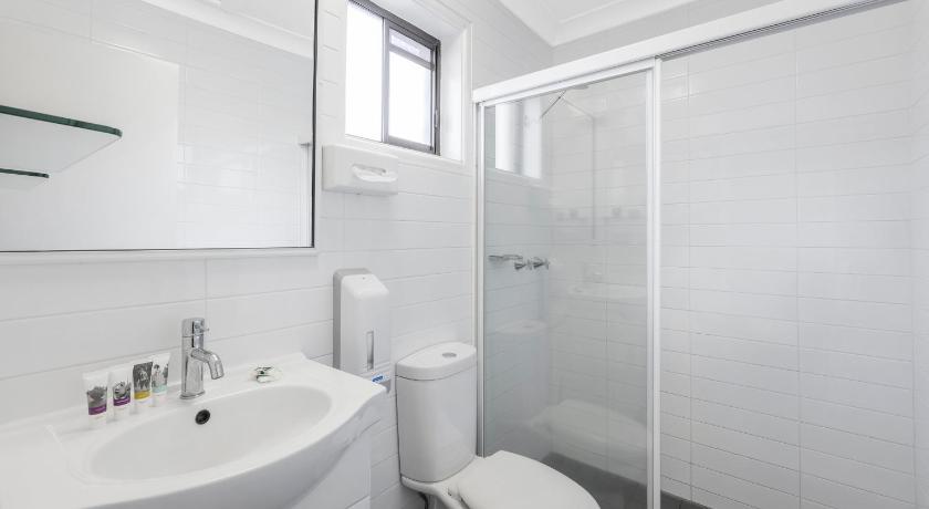 a white toilet sitting next to a bath tub in a bathroom, Mercure Wagga Wagga in Wagga Wagga