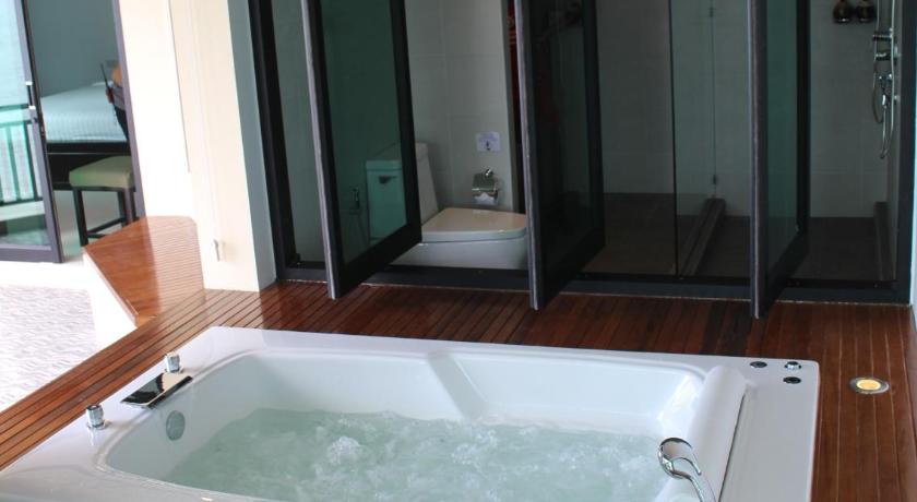 Image of Deluxe Jacuzzi 16